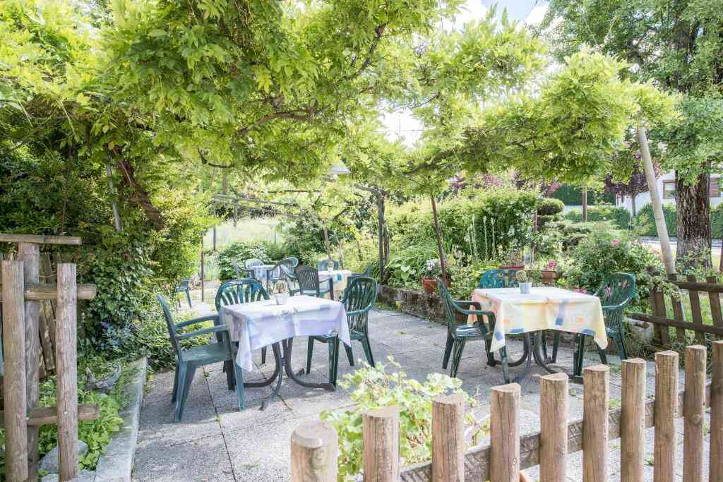 Albergo Cinzia - pergola e tavoli all'aperto